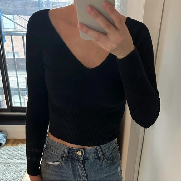 Like-New Abercrombie & Fitch Women’s Black Rib Off-the-Shoulder Sweater Top - XS - Picture 3 of 4